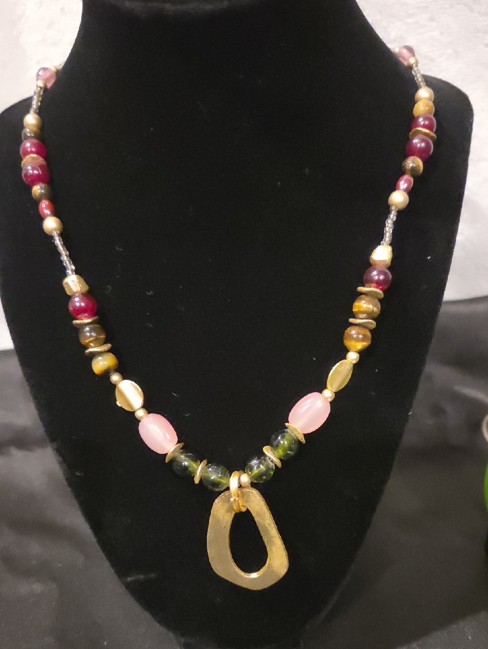 MULTI COLOR BEAD NECKLACE WITH GOLDTONE CENTER PENDANT